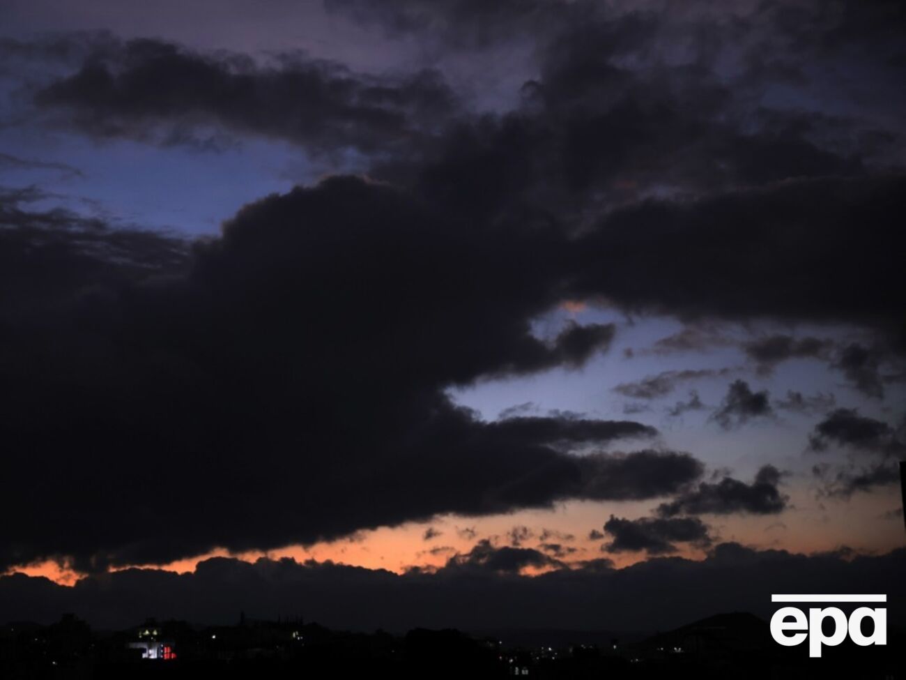 Катрены "26", по мнению экспретов, указывают на время конфликтов, катаклизмов и неожиданных политических событий