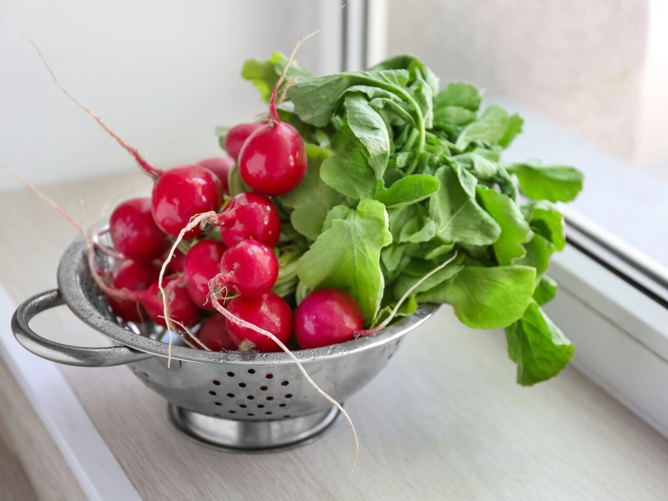 Для выращивания редиса понадобится контейнер глубиной 20 см с дренажными отверстиями