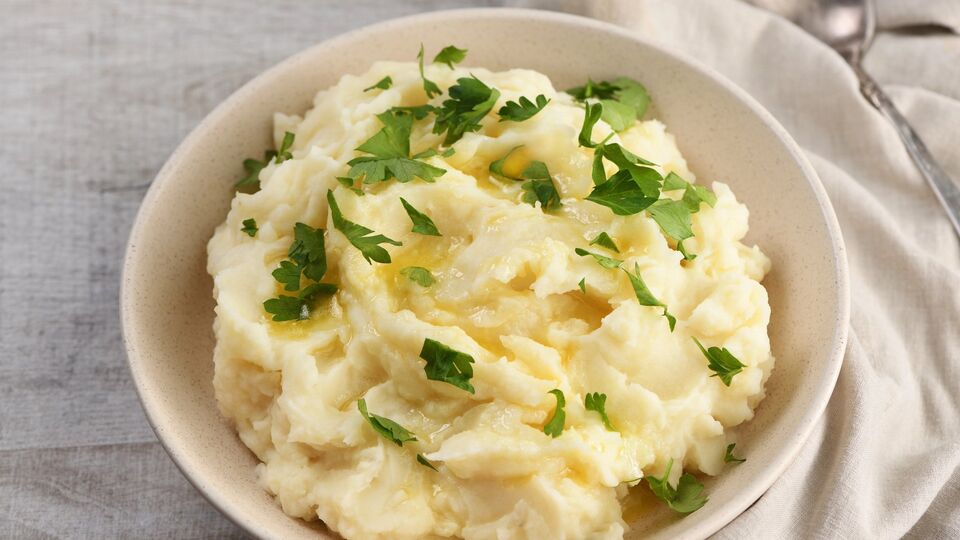 На 1 кг картофеля возьмите 200 г сливочного масла