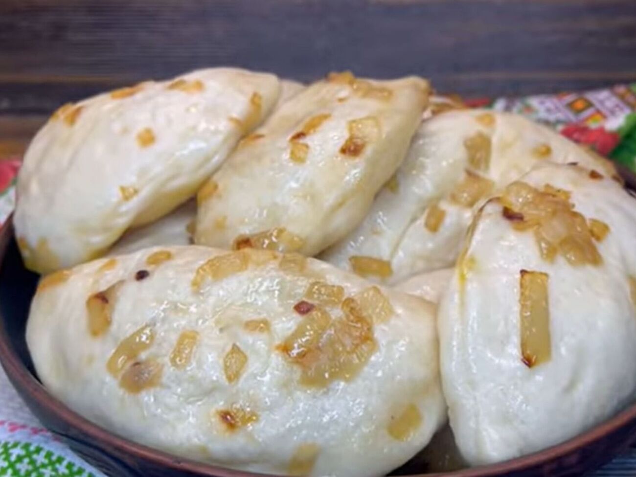 Вареники на пару нужно подавать горячими