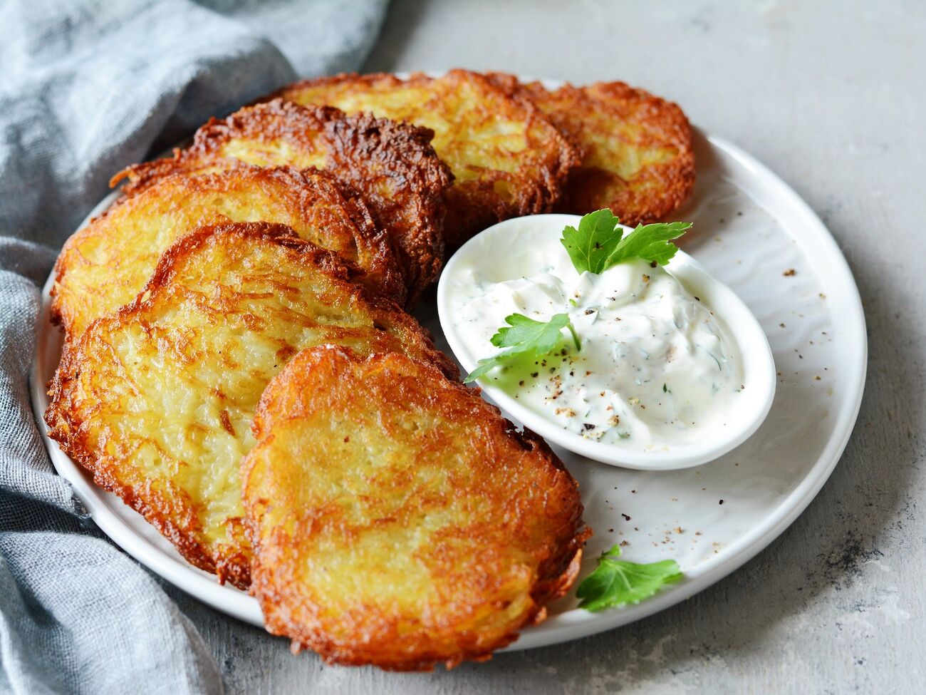 Для начинки возьмите 200 г свиного фарша