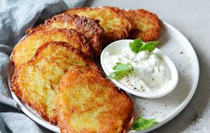 Для начинки візьміть 200 г свинячого фаршу