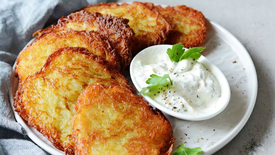 Для начинки возьмите 200 г свиного фарша