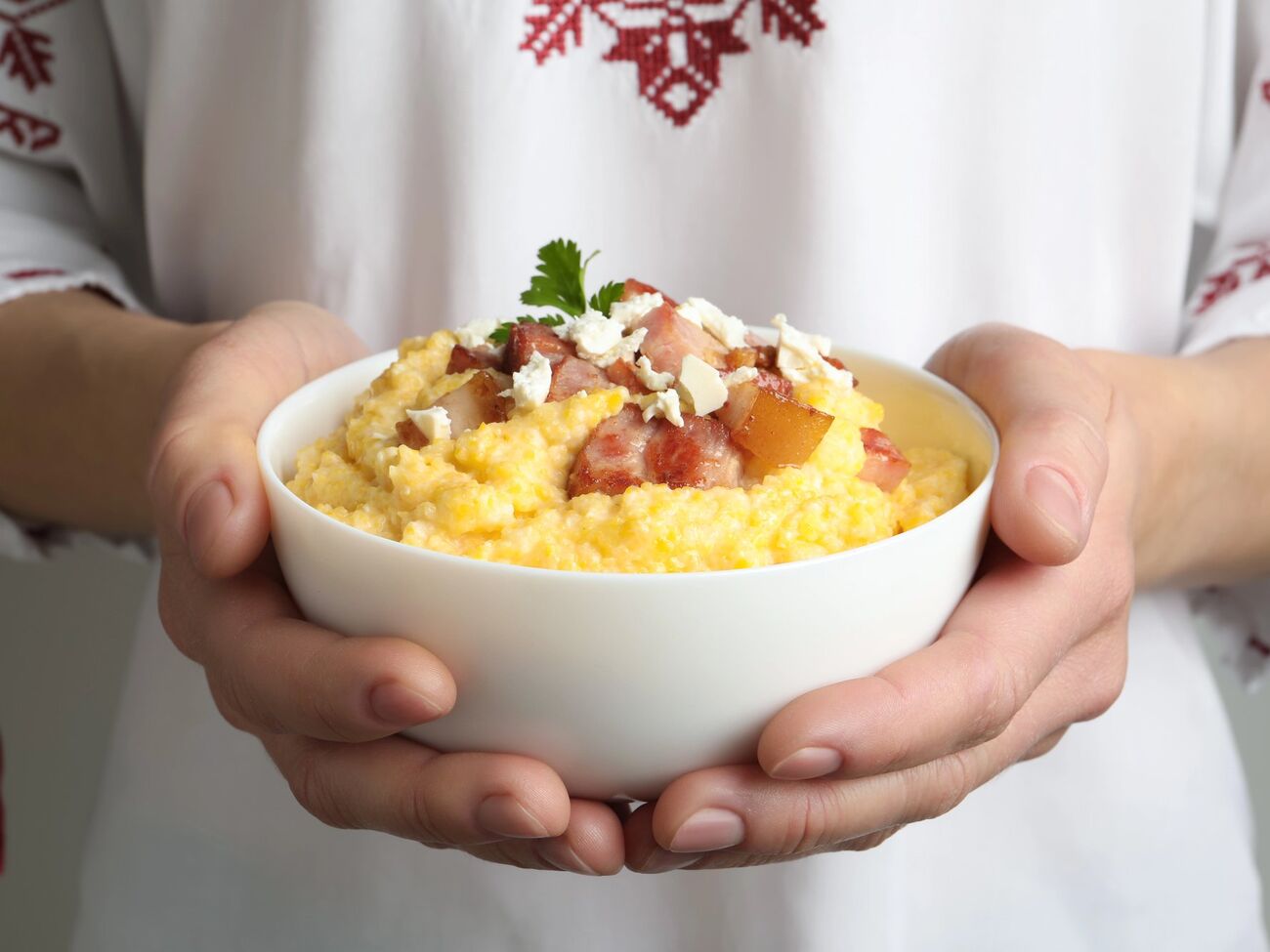 Шкварки выкладывают перед подачей