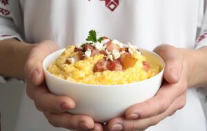 Шкварки викладають перед подаванням