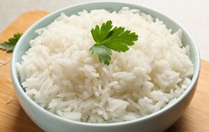 Чтобы рис не пригорел, его нужно готовить на пару