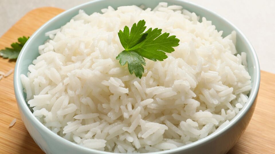 Чтобы рис не пригорел, его нужно готовить на пару