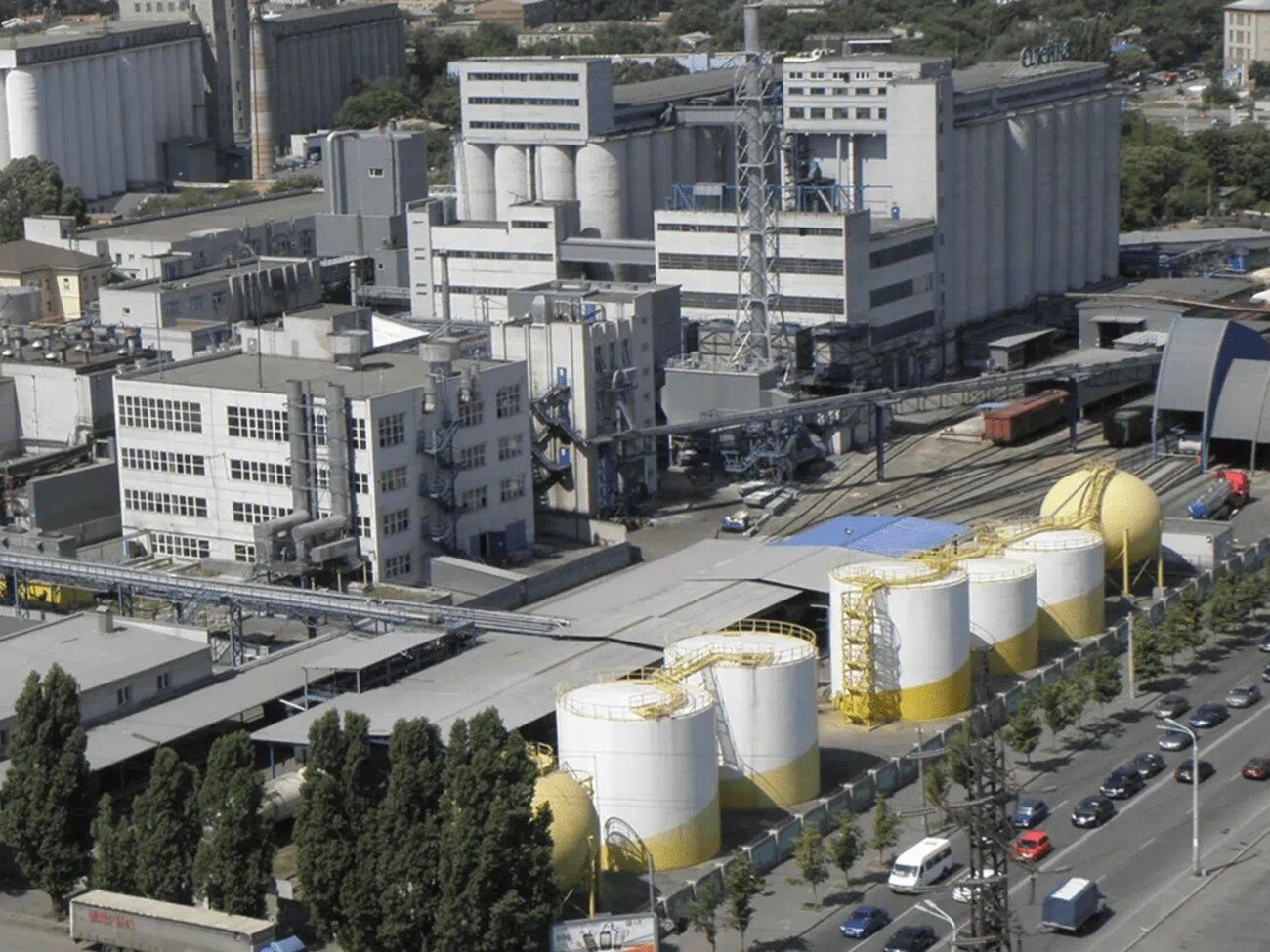 Поврежденный завод выпускает "Олейну"