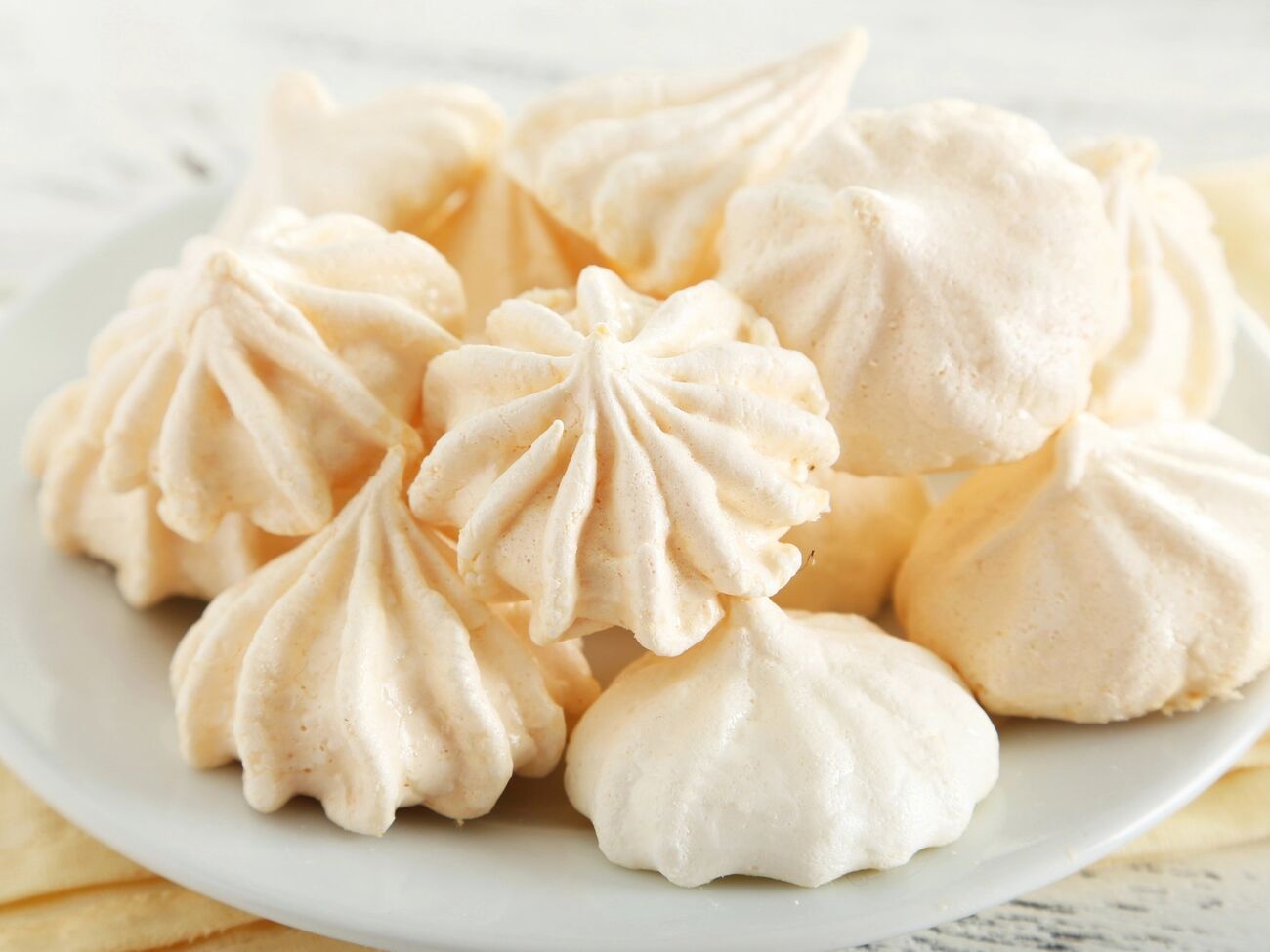 Для безе возьмите 230 г обыкновенного сахара и 10 г ванильного сахара