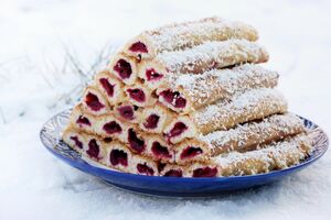 Для крема возьмите сметану, сахарную пудру и загуститель для сметаны