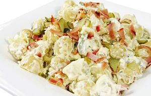 Салат заправляют майонезом