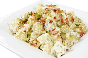 Салат заправляют майонезом