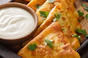 Для начинки возьмите 300 г куриного фарша