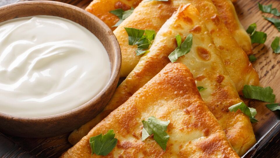 Для начинки возьмите 300 г куриного фарша