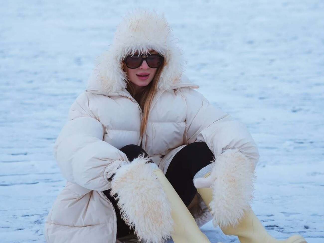 Матрохіна позувала в білій куртці й шапці-вушанці