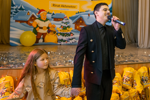 Фонд Рината Ахметова устроил поздравления для детей-переселенцев