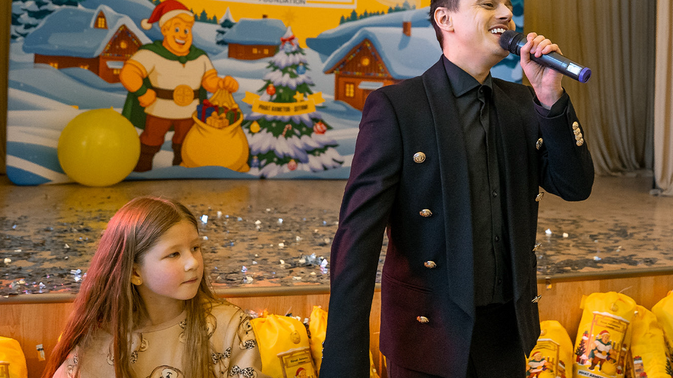 Фонд Рината Ахметова устроил поздравления для детей-переселенцев