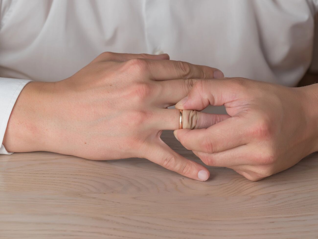 Если палец синеет, нужно обратиться за помощью к медикам