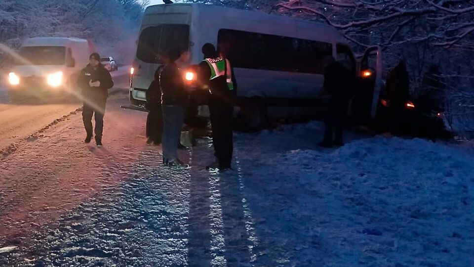 Водитель легкового автомобиля не справился с управлением, заявили в полиции