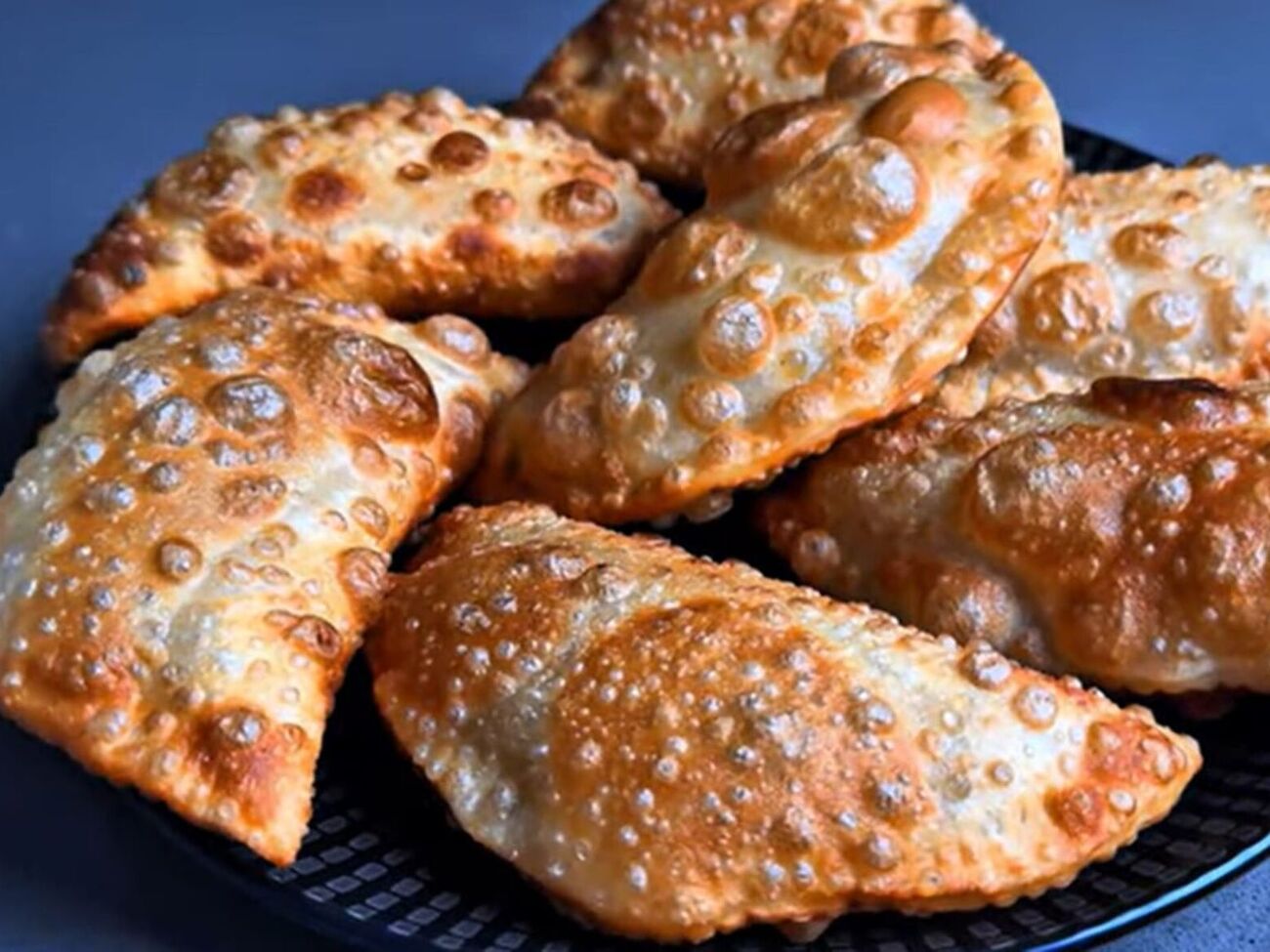 Обжарьте чебуреки на растительном масле с двух сторон до золотистости