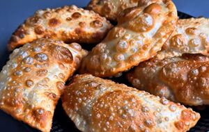 Обжарьте чебуреки на растительном масле с двух сторон до золотистости