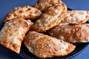 Обсмажте чебуреки на олії з обох боків до золотистості