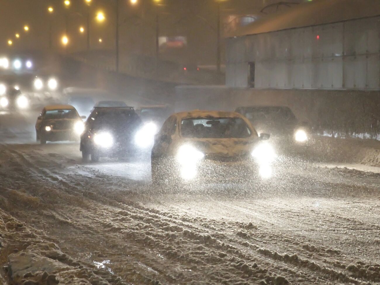 Погодні умови можуть призвести до порушення руху транспорту на дорогах і вулицях