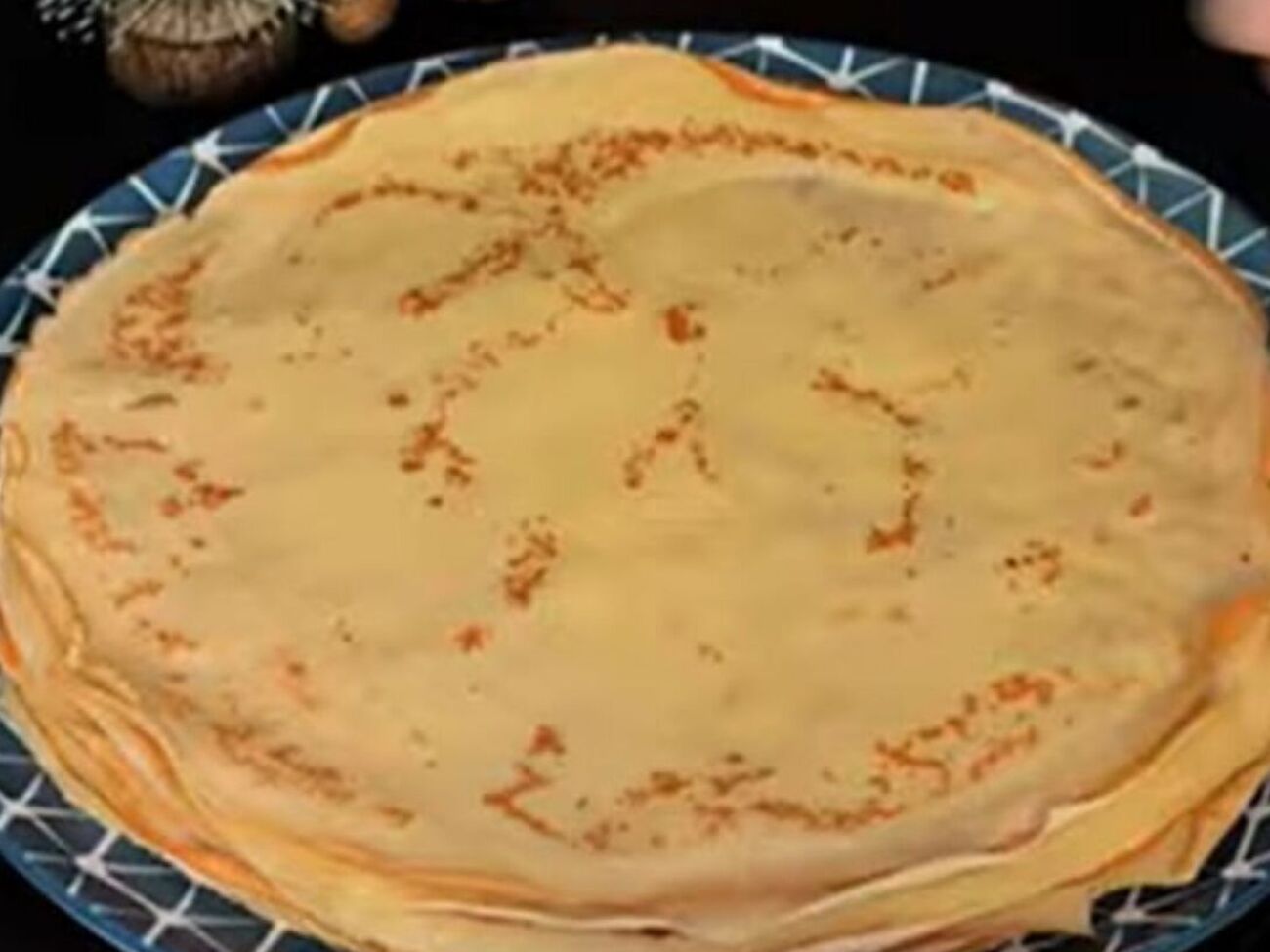 Выпекайте блины на разогретой сковороде, смазав ее растительным маслом