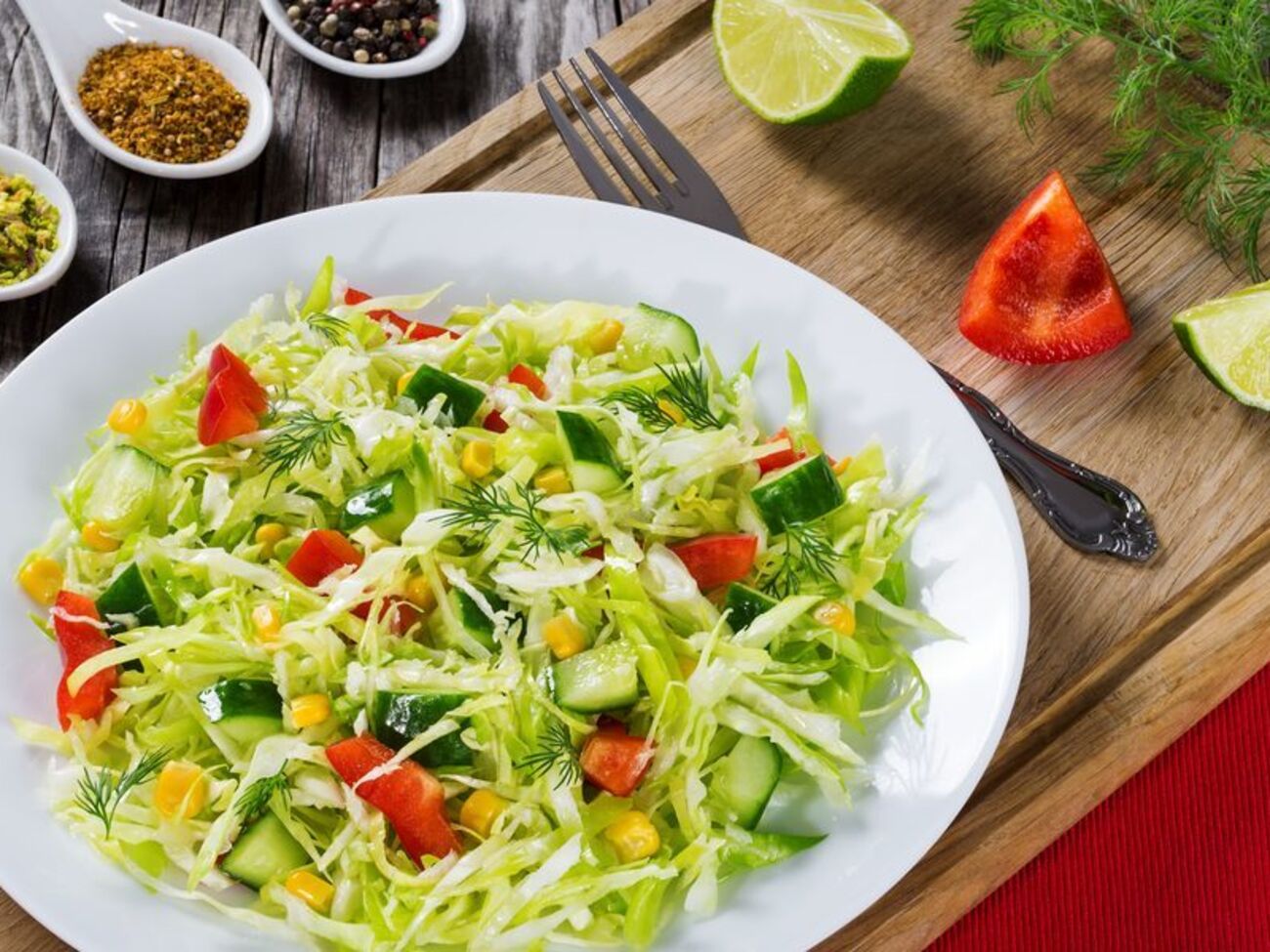 Салат подают сразу после приготовления