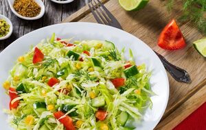 Салат подають одразу після приготування