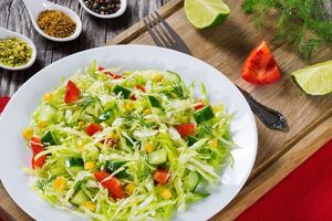 Салат подают сразу после приготовления