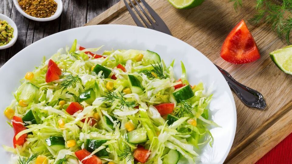 Салат подают сразу после приготовления