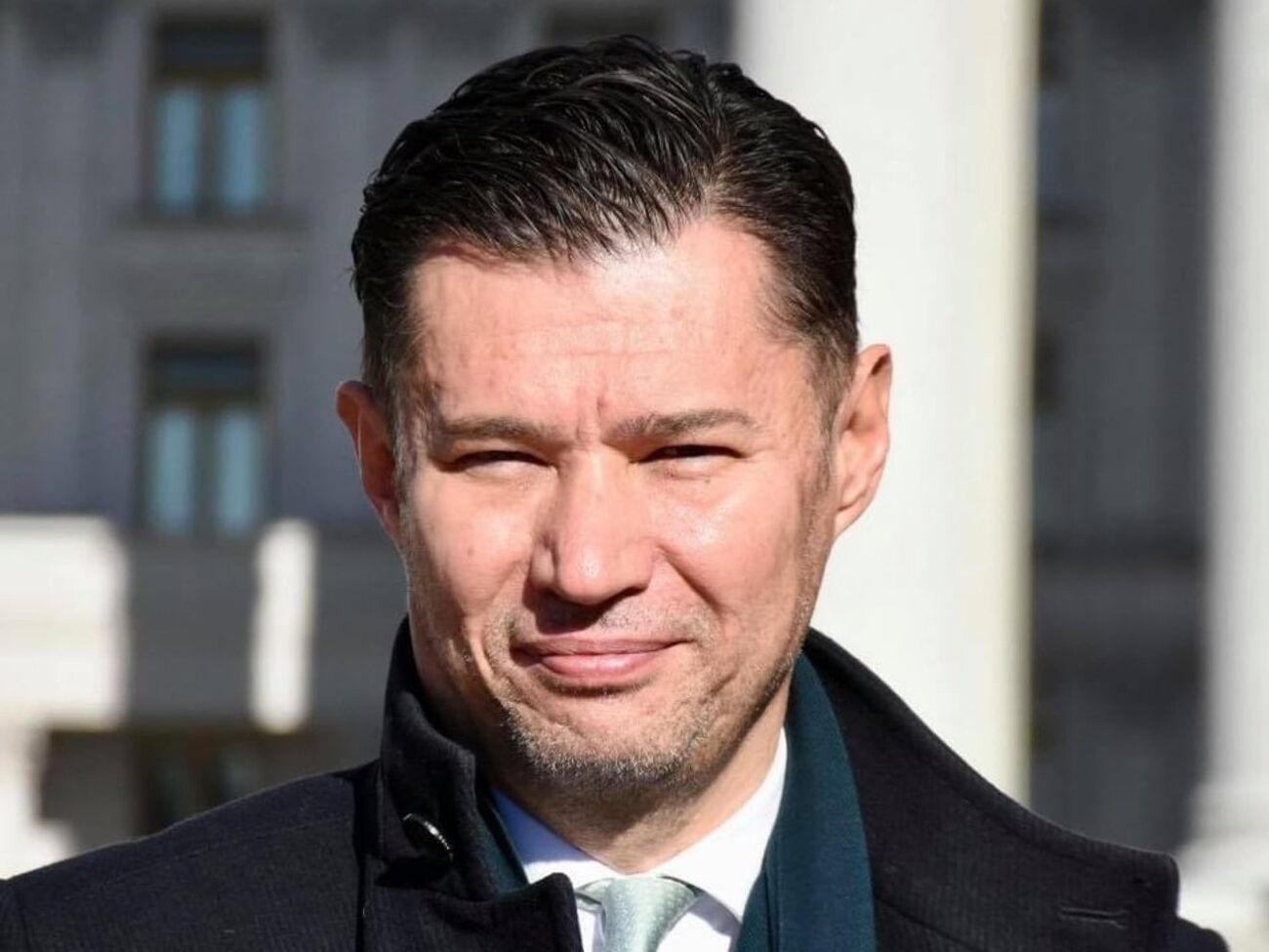 Над колишнім будинком Маска майорить європейський і український прапор. Цікаво, чи він у курсі