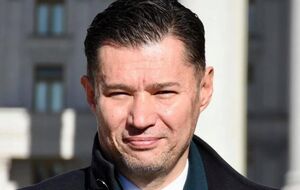 Над бывшим домом Маска развевается европейский и украинский флаг. Интересно, в курсе ли он