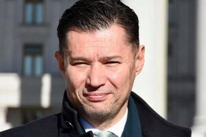 Над колишнім будинком Маска майорить європейський і український прапор. Цікаво, чи він у курсі