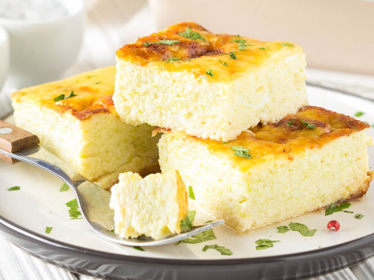 На четыре яйца понадобится 200 мл молока