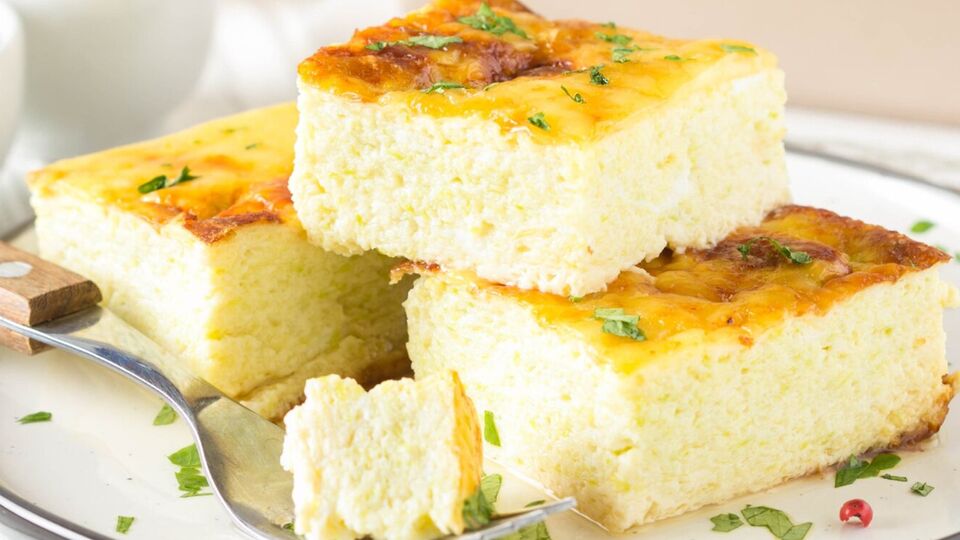 На четыре яйца понадобится 200 мл молока