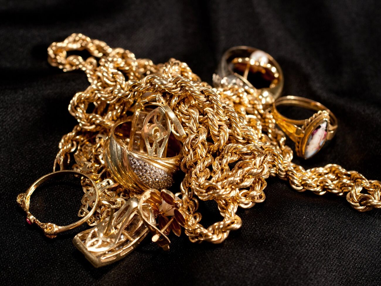 Золотые украшения не стоит опускать в уксус