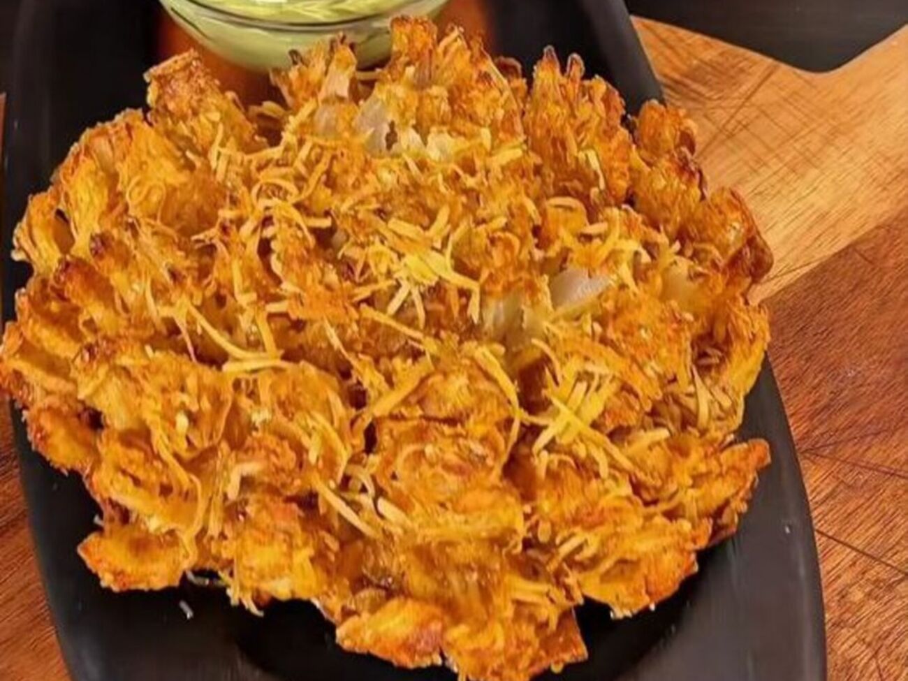 Готовить лук можете как в духовке, так и во фритюре