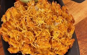 Готовить лук можете как в духовке, так и во фритюре