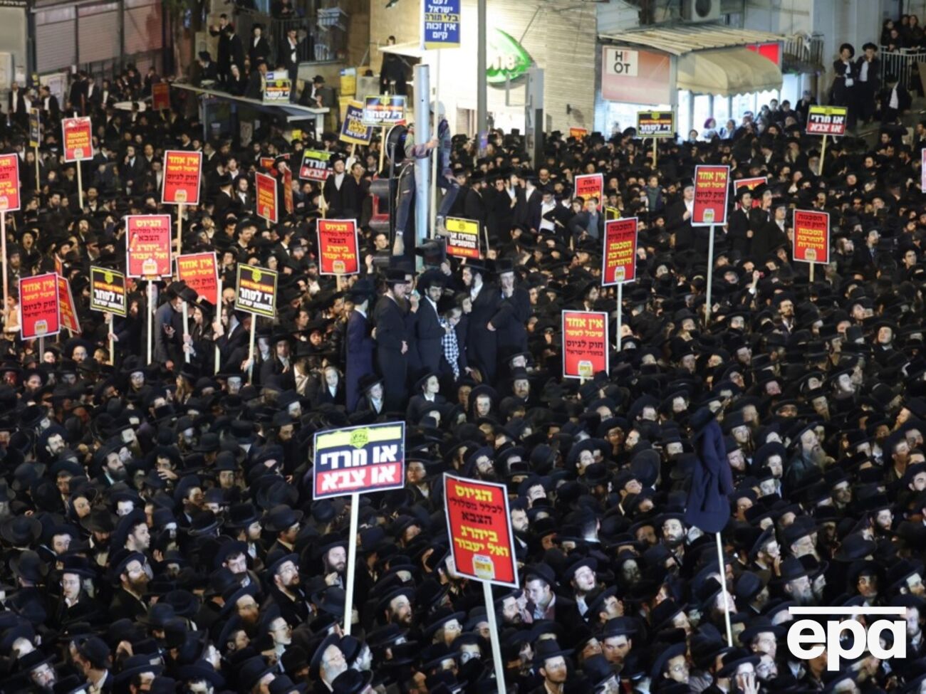 По словам водителя, он просто пытался убежать от забравшихся на автобус протестующих