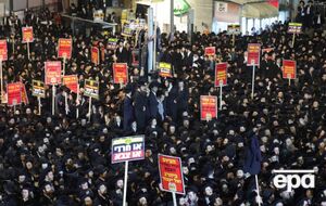 По словам водителя, он просто пытался убежать от забравшихся на автобус протестующих