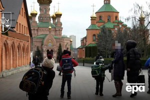 По данным СМИ, в школе детей учили по советским учебникам и привлекали к исполнению советских песен