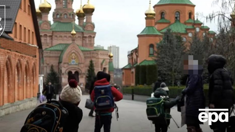 По данным СМИ, в школе детей учили по советским учебникам и привлекали к исполнению советских песен