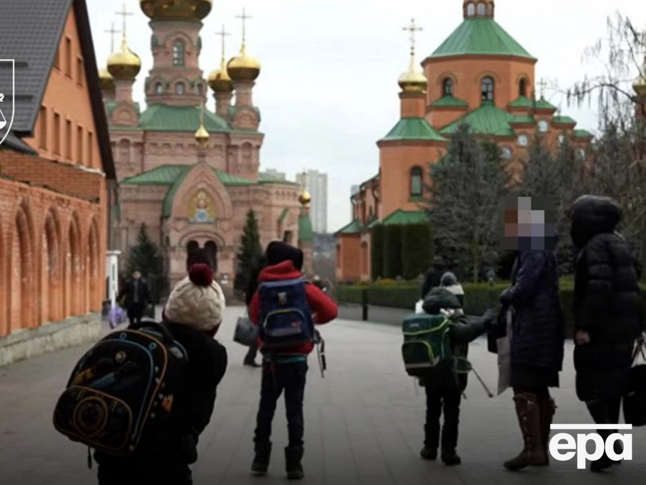 За даними ЗМІ, у школі дітей навчали за радянськими підручниками й залучали до виконання радянських пісень