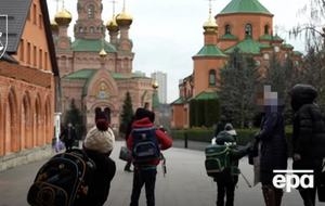 За даними ЗМІ, у школі дітей навчали за радянськими підручниками й залучали до виконання радянських пісень