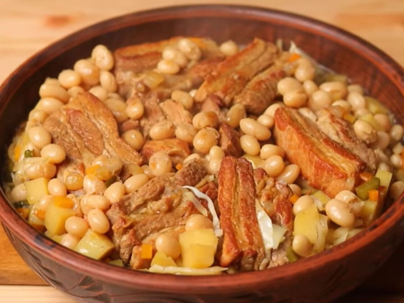 Подавайте страву на стіл, перевернувши її на тарілку так, щоб м'ясо опинилося зверху