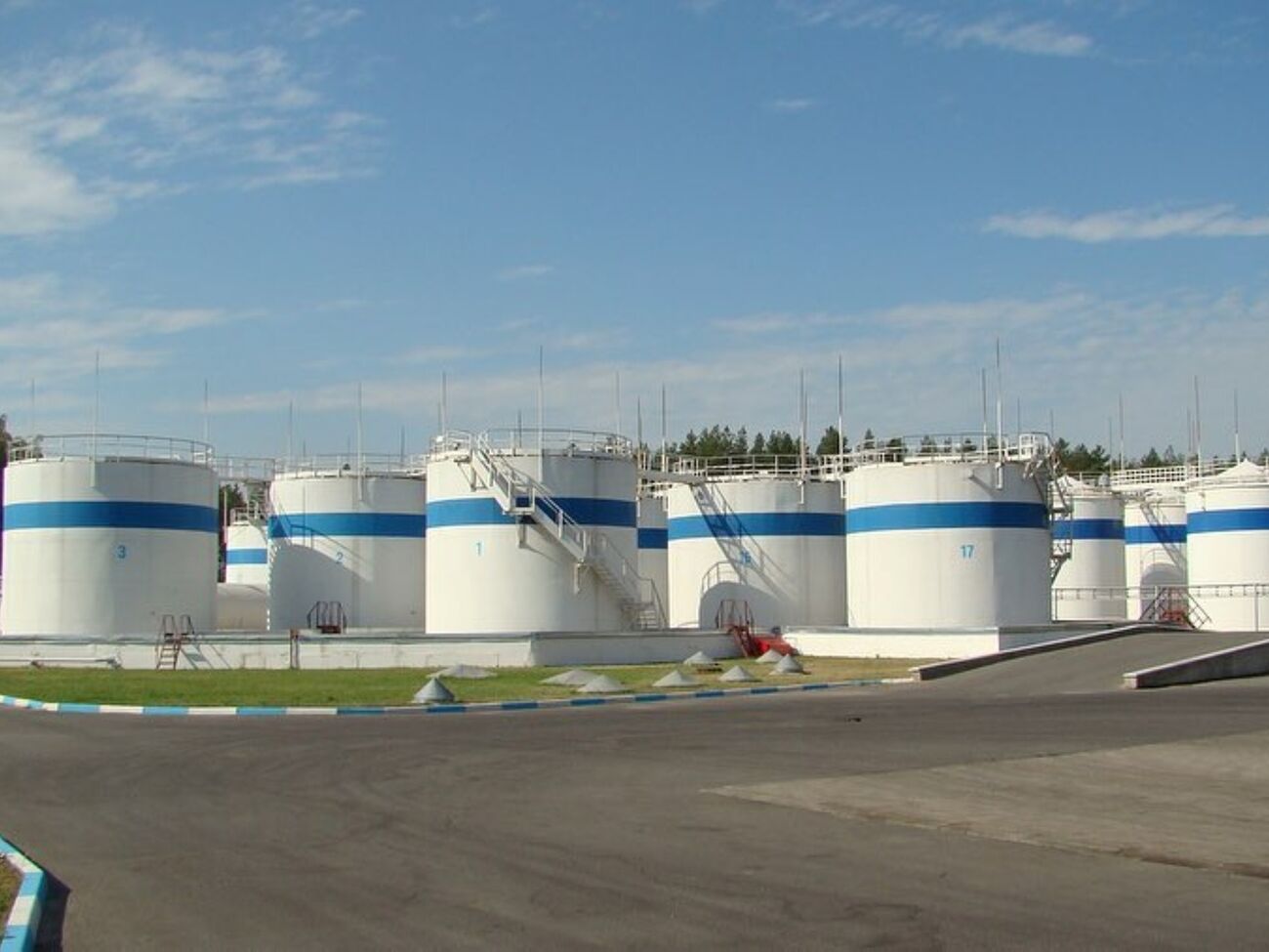 На объекте с резервуарами начался масштабный пожар