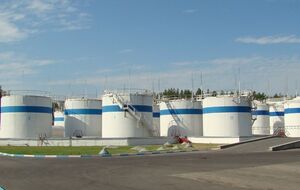 На объекте с резервуарами начался масштабный пожар