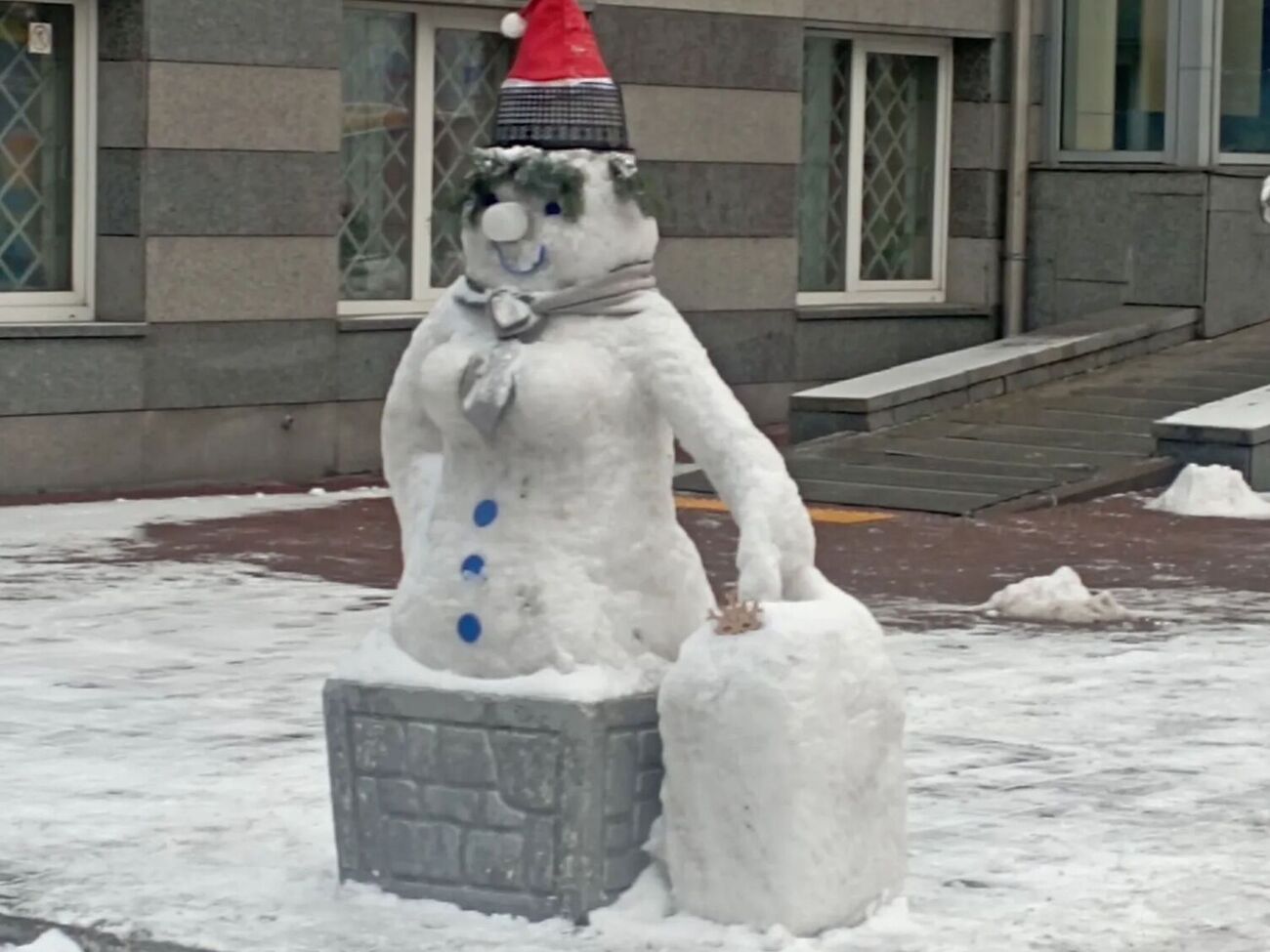 Автори фото поскаржилися, що цього сніговика вже встигли пошкодити